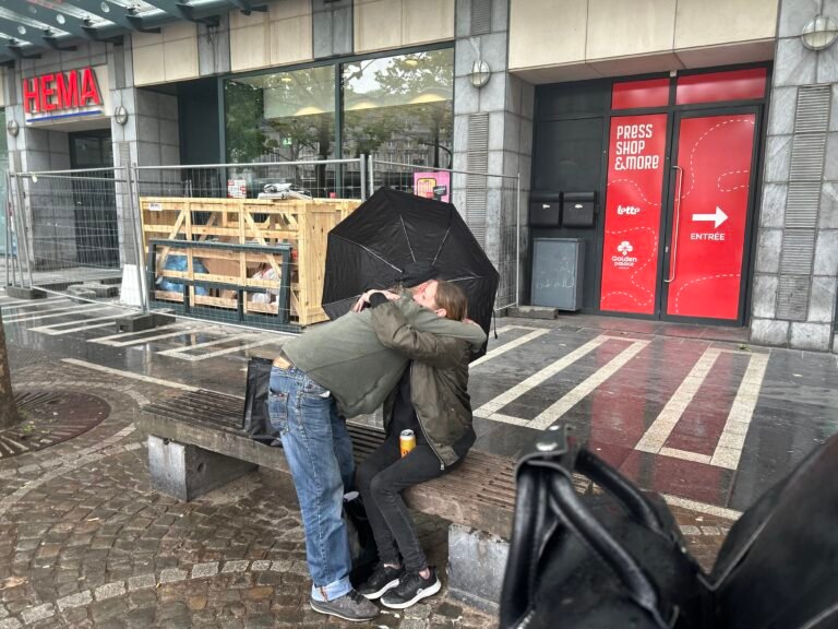 Sous la pluie, l’amour en action